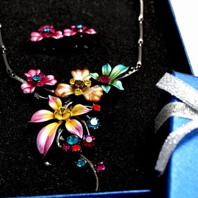 Colorful Flowering Plant Crystal Necklace Set